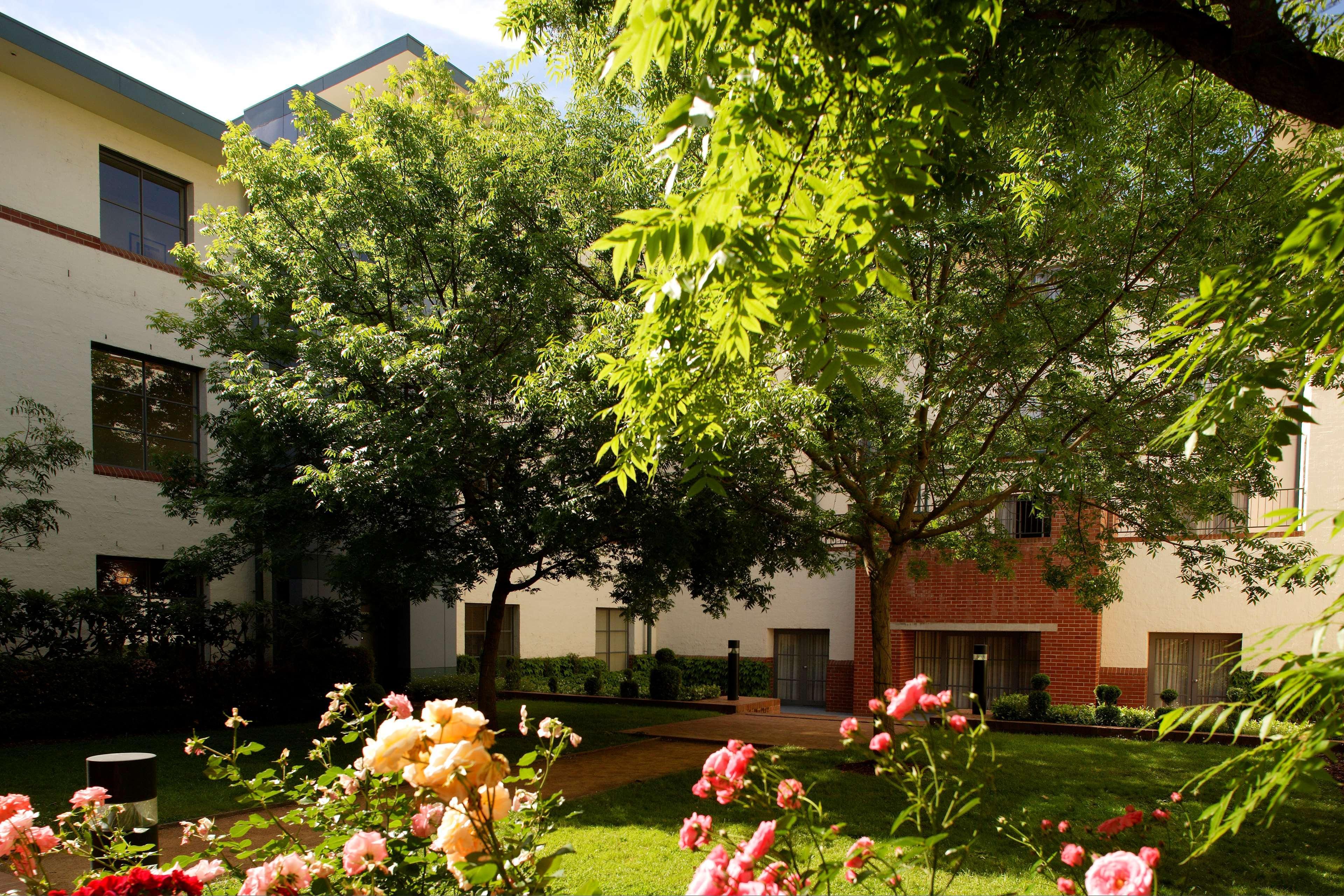 Hyatt Hotel Canberra - A Park Hyatt Hotel מראה חיצוני תמונה The courtyard of the school