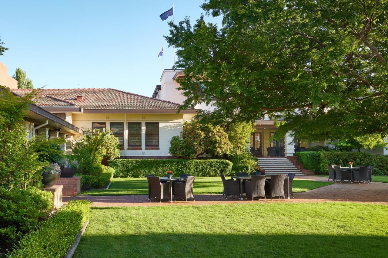 Hyatt Hotel Canberra - A Park Hyatt Hotel מראה חיצוני תמונה The garden of the German National Academy of Sciences, Leopoldina, Halle