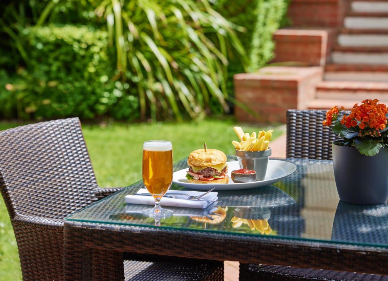 Hyatt Hotel Canberra - A Park Hyatt Hotel מראה חיצוני תמונה A typical patio set
